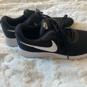 Nike Tanjun women’s 9.